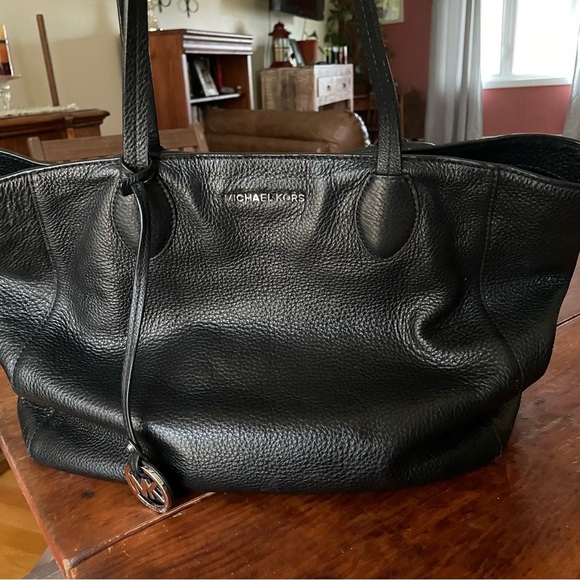 Michael Kors Handbags - Michael Kors GUC tote